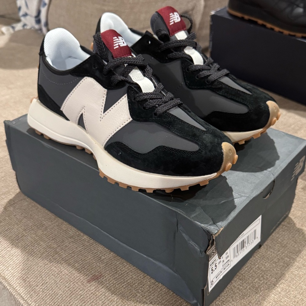 ‼️‼️BRAND NEW‼️‼️New Balance Women Black and White Sneakers ‼️ NEVER WORN‼️